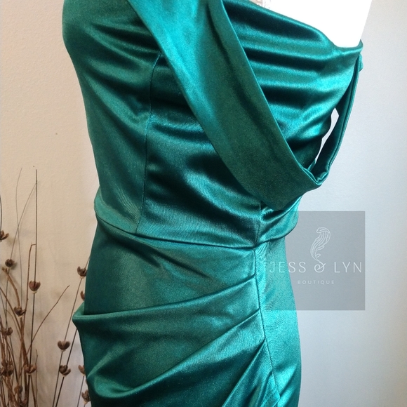 🆕Emerald Green Asymmetrical Evening Gown - Picture 10 of 15